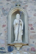 Figur des hl. Antonius Abt, eingelassen in die Kirchenmauer